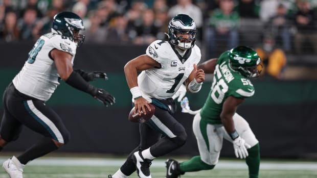 Jets' DE Carl Lawson (58) pursues Eagles' QB Jalen Hurts (1)